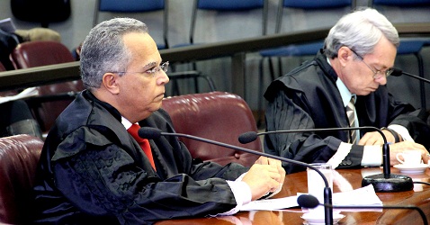 O relator do processo, conselheiro Gilberto Diniz. Ao lado, o conselheiro José Alves Viana, um dos que acompanharam o voto do relator (Foto: Karina Camargos Coutinho)